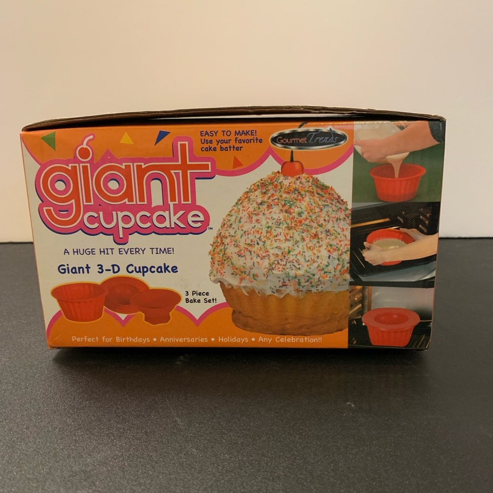 Giant 3 - D Cupcake Pan